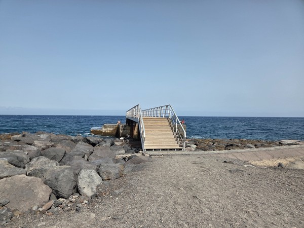 Pasarela y escalinata de acceso al mar sobre las rocas en Punta Larga, Candelaria.
