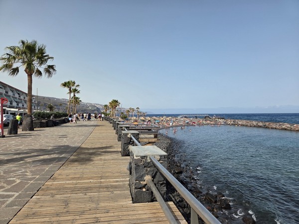 Vista panorámica de la Playa de Punta Larga con dique y paseo marítimo en Candelaria, Tenerife.
