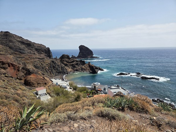 Vista panorámica de la cala y el caserío de Roque Bermejo con el roque principal al fondo, en el noreste de Tenerife.