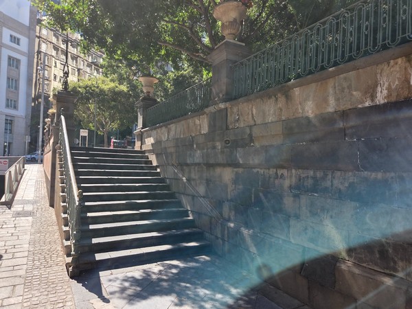 Escalinata de piedra y barandilla metálica que da acceso elevado a la Plaza Príncipe de Asturias.