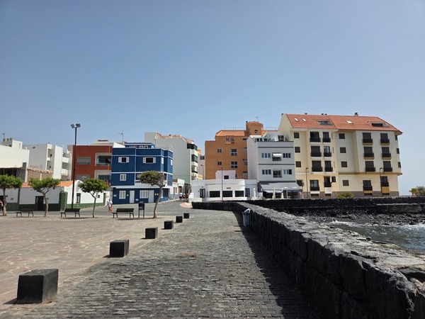 Fachadas de colores junto al borde del mar en el núcleo costero.