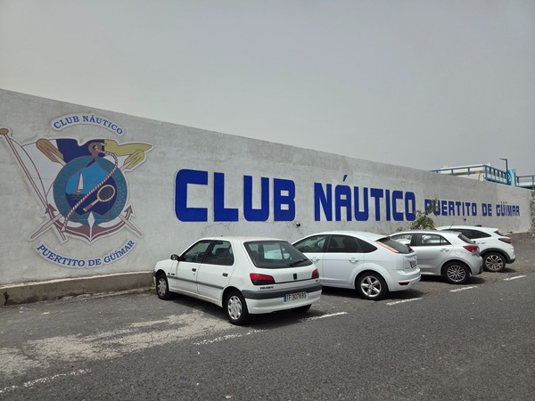 Muro del Club Náutico Puertito de Güímar con su gran rotulación azul.