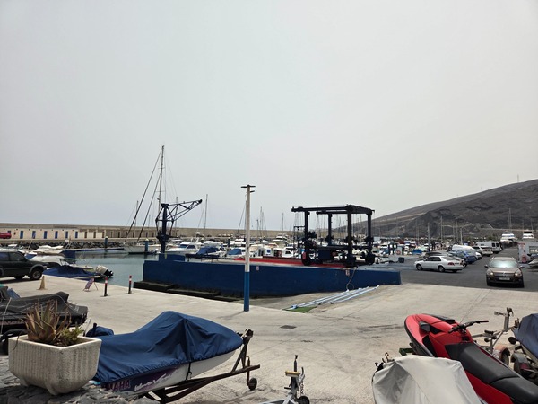 Varadero y dársena del puerto deportivo con embarcaciones amarradas.