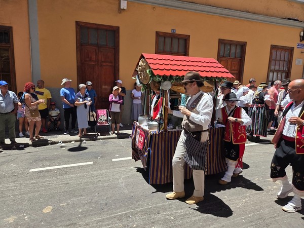 Puesto ambulante con caldero y tejadillo ofreciendo caldo y comida típica.