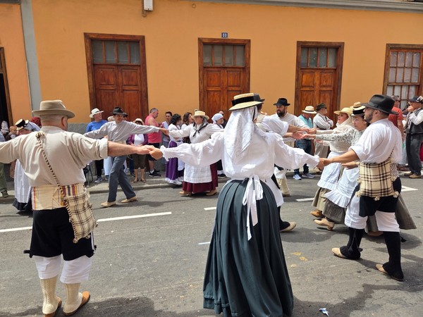 Círculo de bailarines tomados de las manos ejecutando una pieza tradicional.