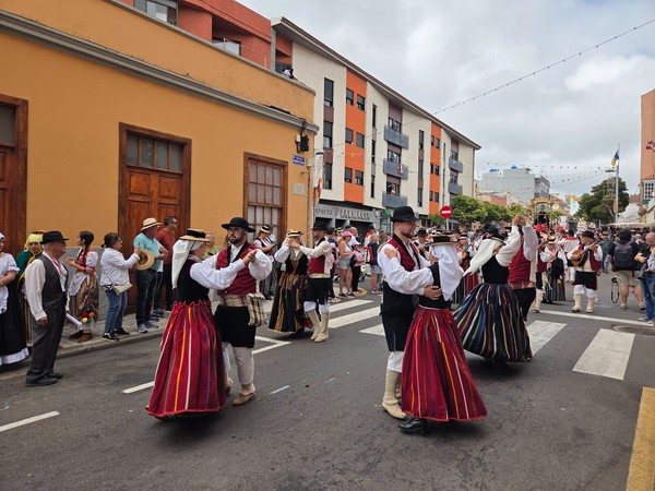 Parejas bailan en medio de la calle al ritmo de la parranda.