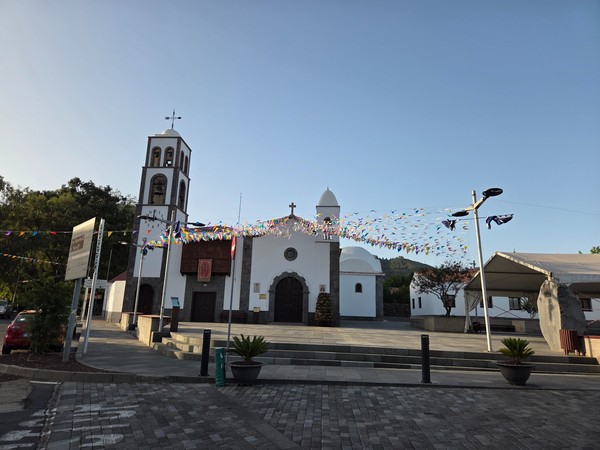 Ermita de San Fernando con piedra volcánica vista y campanario sencillo.