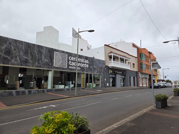 Cerámicas Tacoronte desde la avenida Fachada acristalada de Cerámicas Tacoronte con rótulo grande y escaparates a pie de calle.