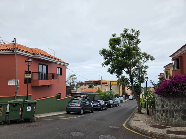 Calle El Marañón Esquina de la Calle El Marañón en Tacoronte con viviendas bajas, contenedores y jardinería en un entorno residencial.