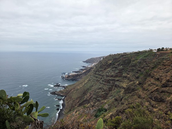 Costa de Tacoronte desde mirador Panorámica de la costa de Tacoronte con acantilados volcánicos y el océano Atlántico extendiéndose hasta el horizonte.