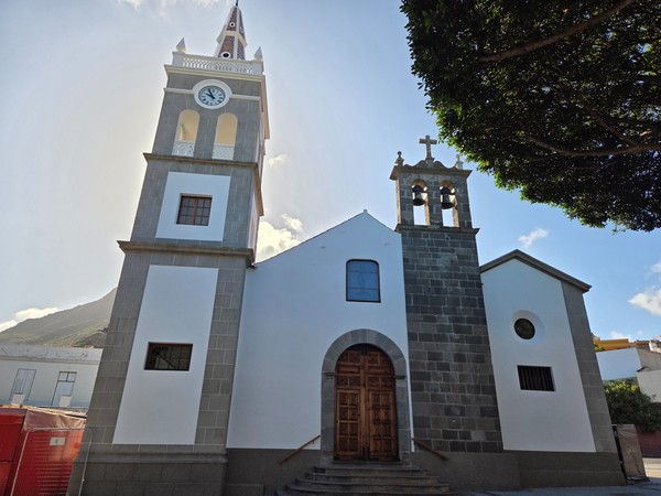 Fachada de la iglesia parroquial de Tejina con torre reloj y campanario.