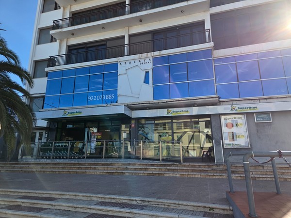 Entrada del supermercado SuperDino de Tejina con escaleras y carros de compra.