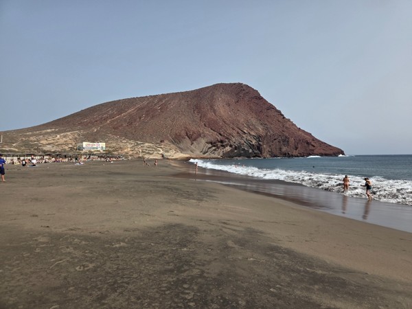 Vista desde la playa de La Tejita con Montaña Roja dominando el horizonte