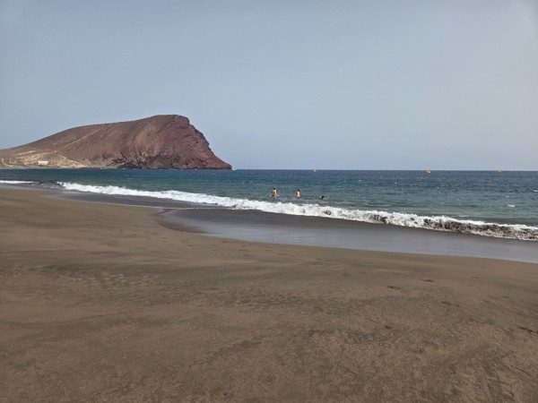 Vista completa de la playa de La Tejita y su bahía con Montaña Roja al fondo