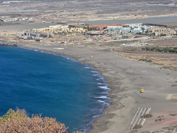 Vista aérea de la playa de La Tejita con Montaña Roja y el océano Atlántico